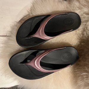 Oofos sparkly pink size 7